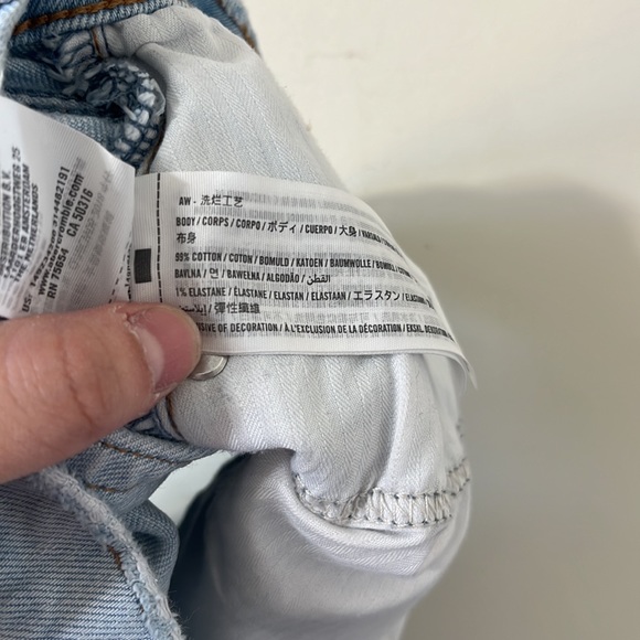 Abercrombie & Fitch The Mom Short High Rise Light Wash Distressed Denim Shorts - Picture 9 of 9